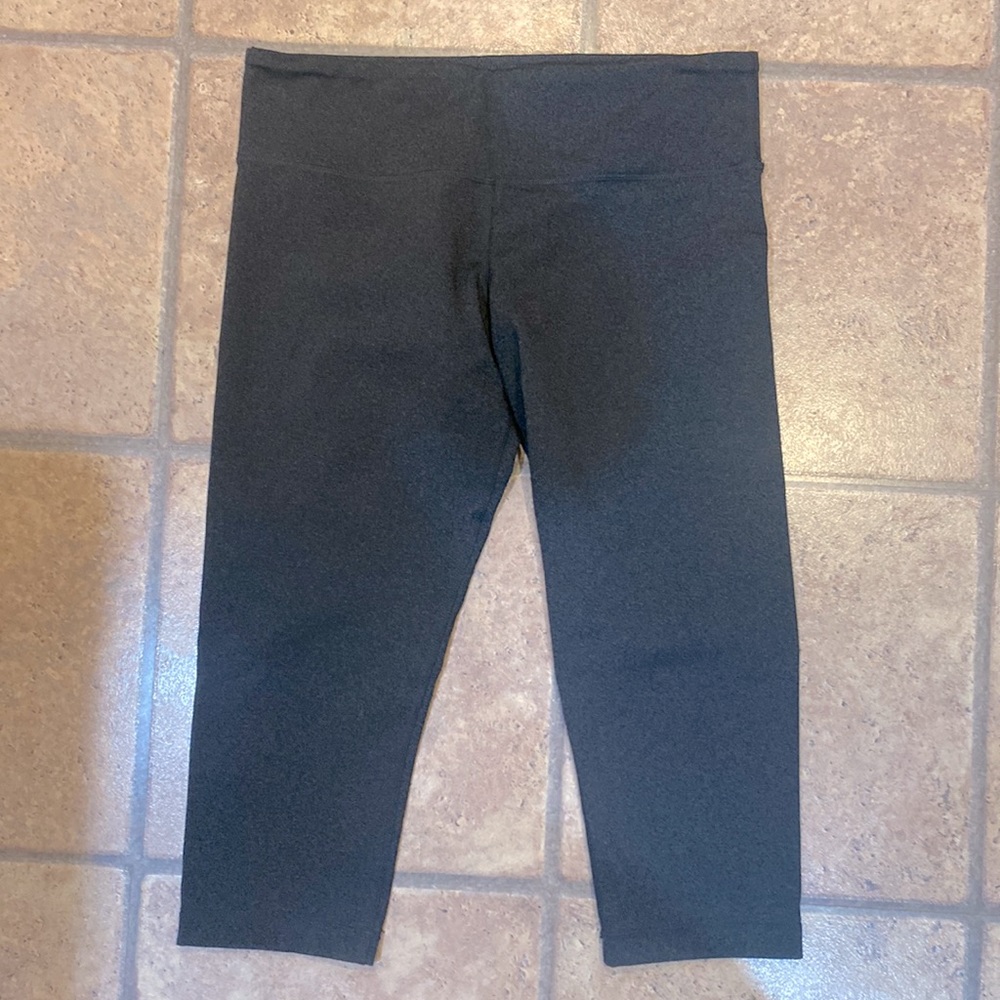 Lululemon Gray Wunder Under Crops Luon Size 10 Inseam 21”.